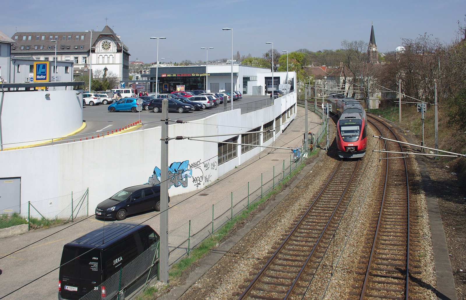 Eisenbahnstrecke, Wiener Vorortelinie - Teilbereich Weinhaus. Blick von der Kreuzgassenbrücke nach NO zur Weinhauser Pfarrkirche und zur …
